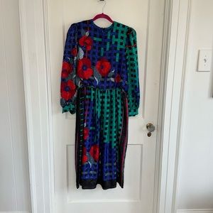 80s long-sleeved floral and lattice print. Elastic waist. 30" skirt length